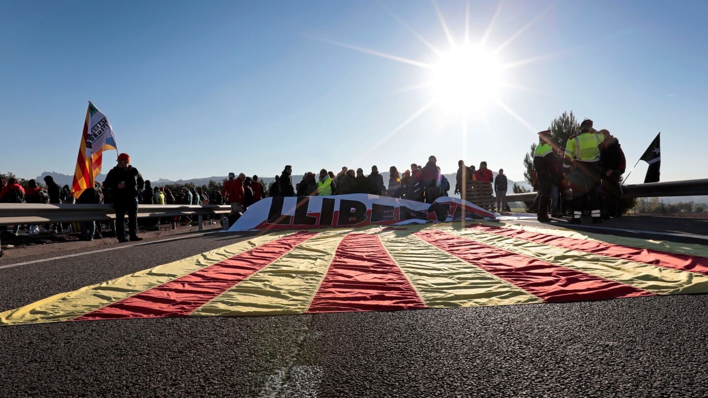 Vista de la autov&iacute;a A-2 a la altura de &Ograve;dena que ha sido cortada por un grupo de manifestantes