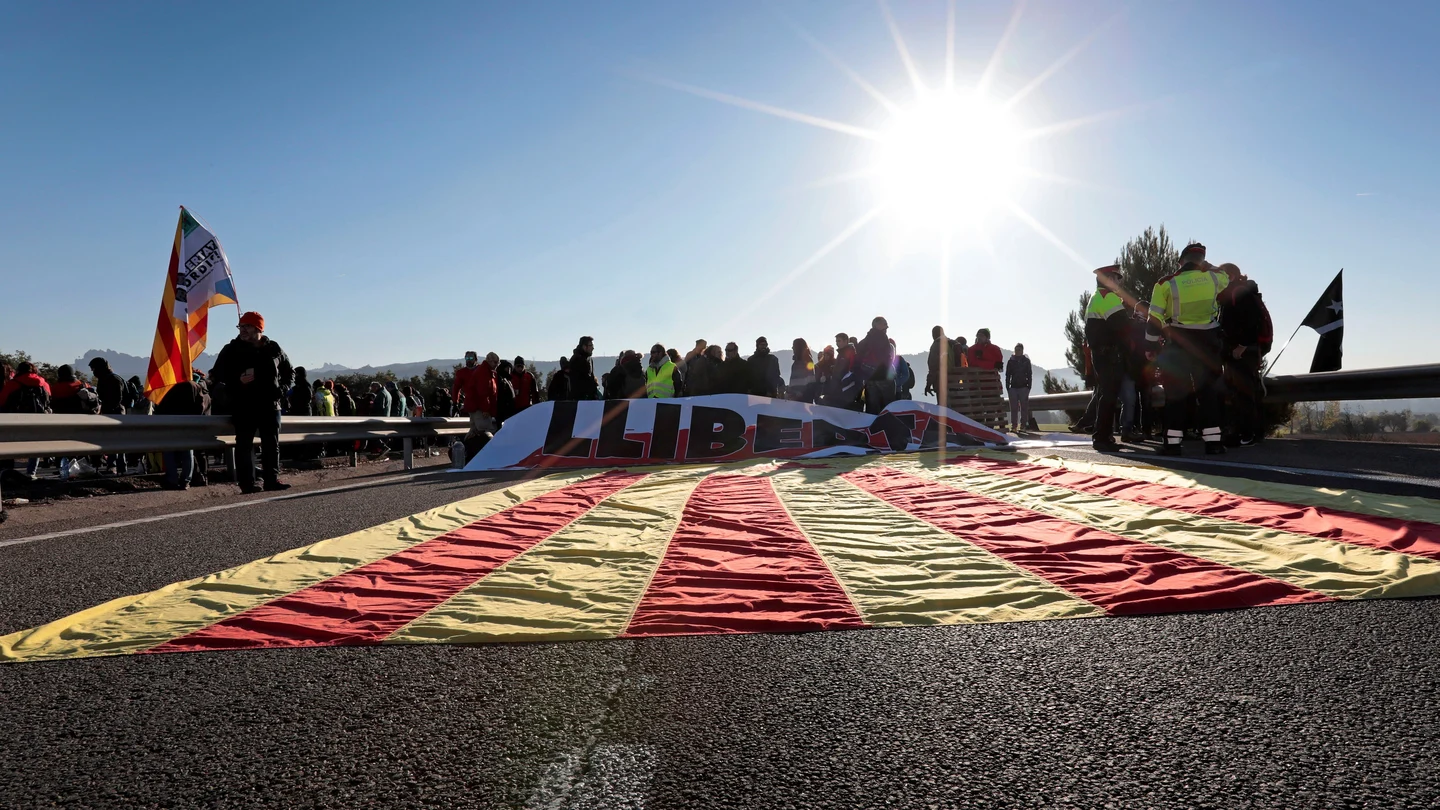 Vista de la autovía A-2 a la altura de Òdena que ha sido cortada por un grupo de manifestantes Vista de la autovía A-2 a la altura de Òdena que ha sido cortada por un grupo de manifestantes