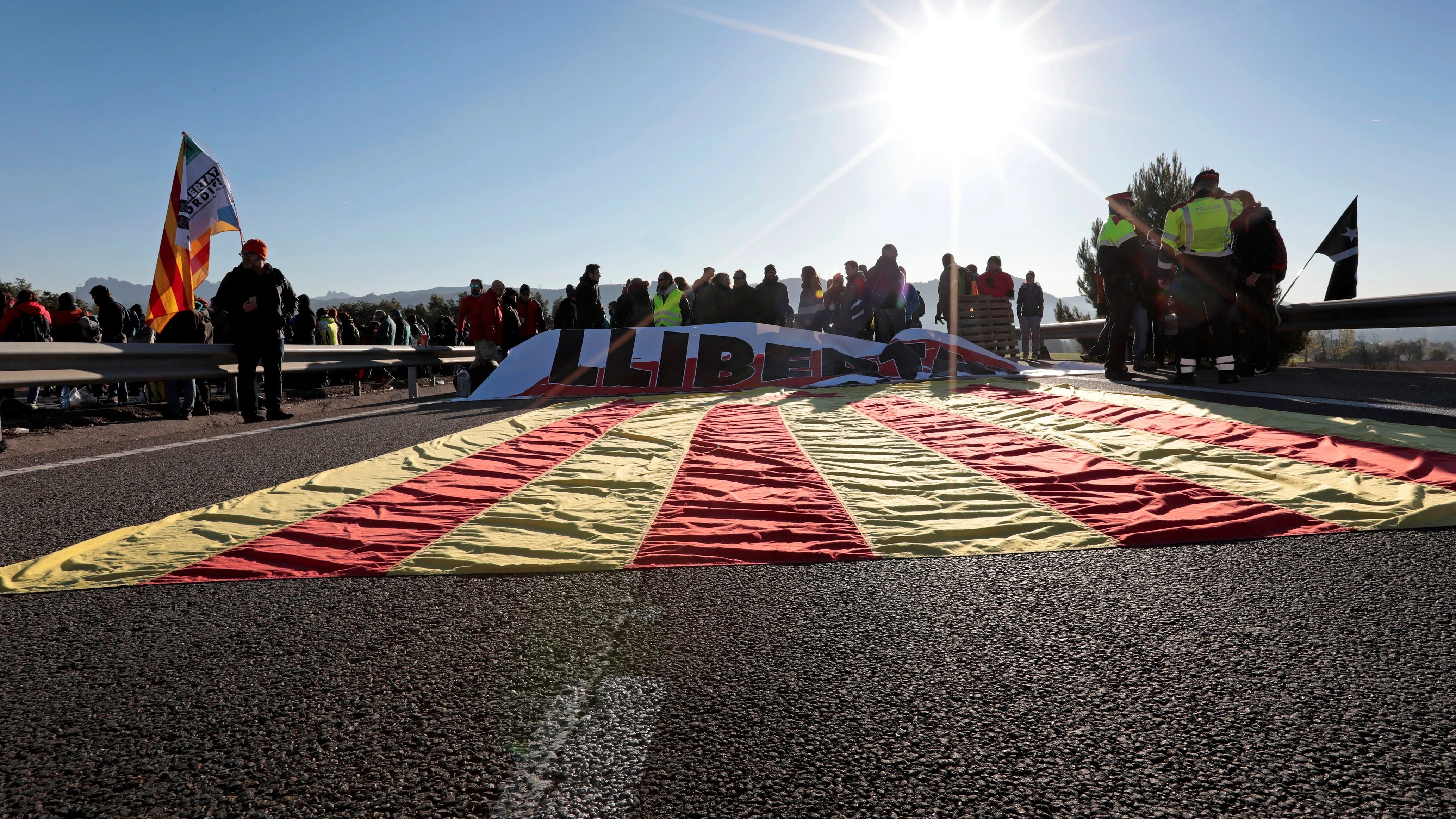 Vista de la autovía A-2 a la altura de Òdena que ha sido cortada por un grupo de manifestantes