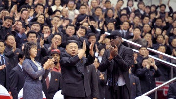 Kim Jong-Un y Dennis Rodman aplauden