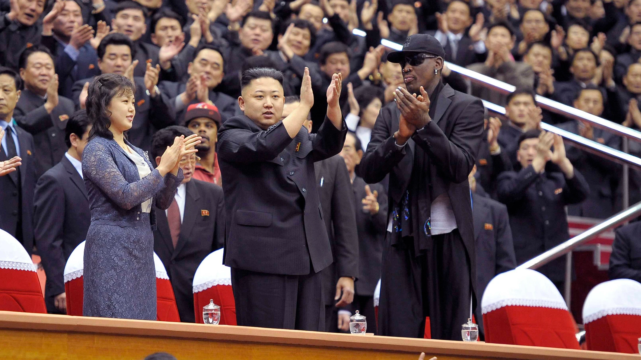 Kim Jong-Un y Dennis Rodman aplauden