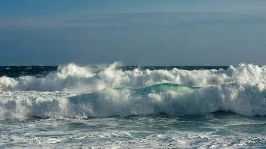 Varias olas rompen en Sa Mesquida, en el municipio de Mahón Varias olas rompen en Sa Mesquida, en el municipio de Mahón