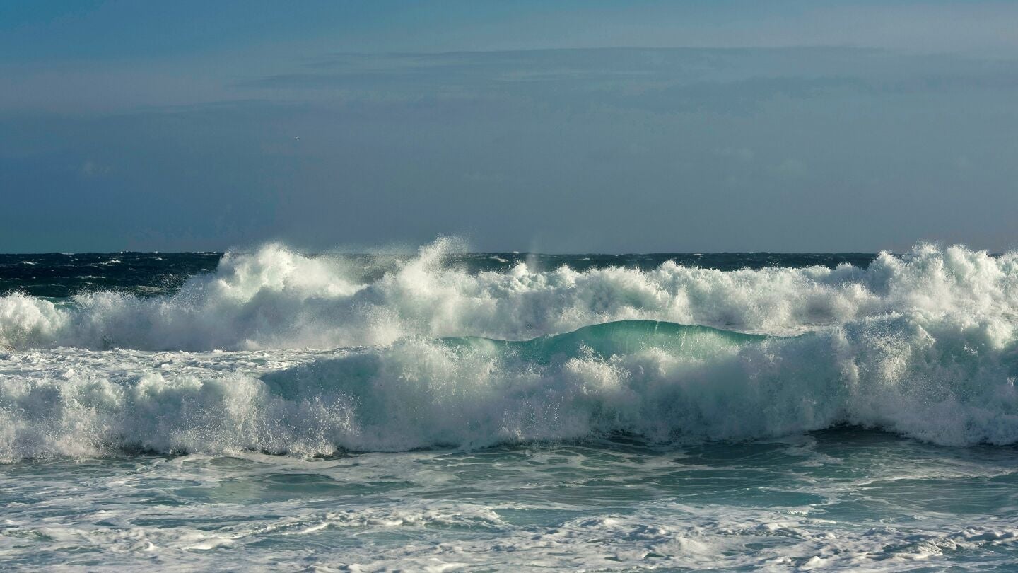 Varias olas rompen en Sa Mesquida, en el municipio de Mah&oacute;n