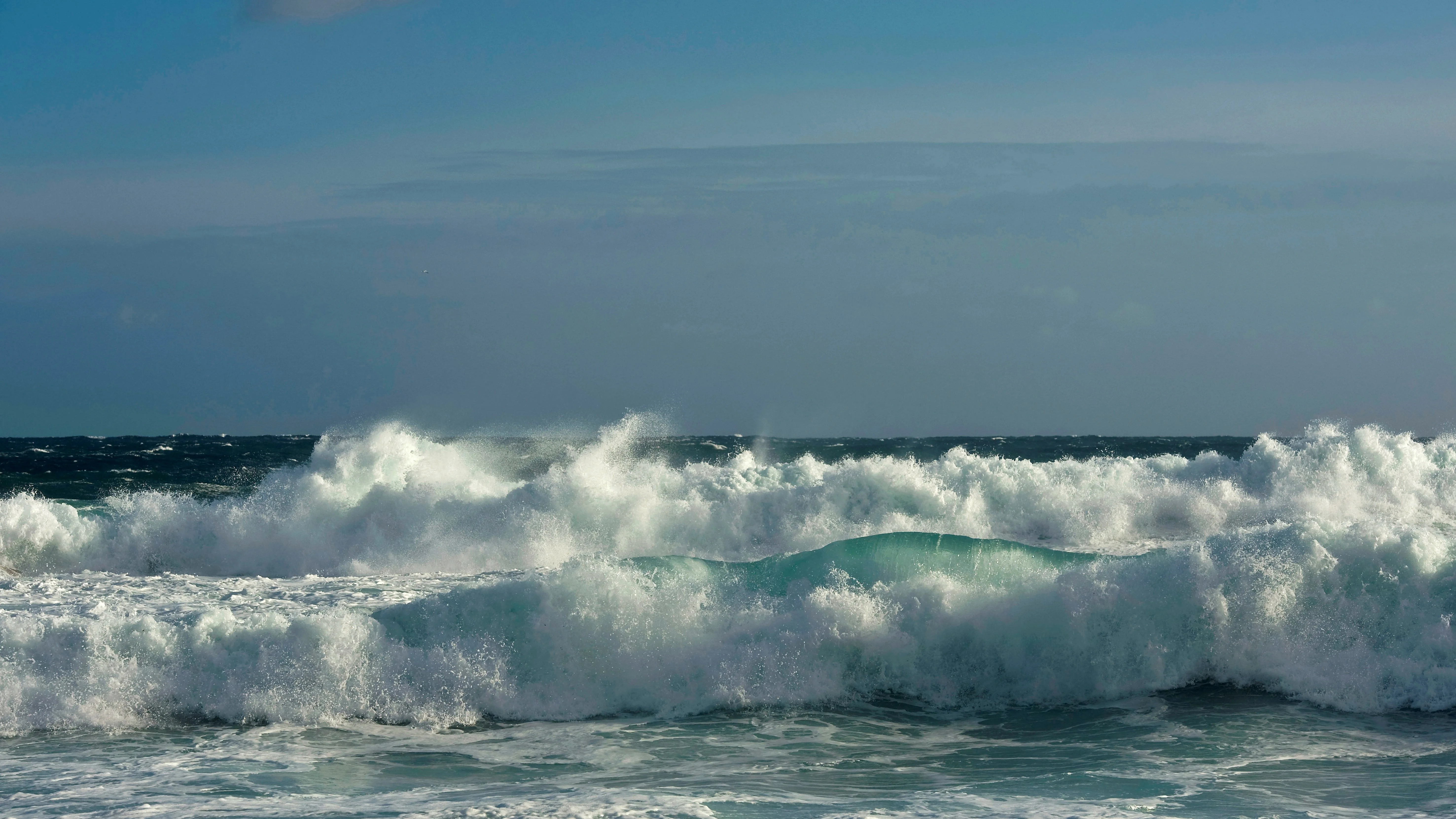 Varias olas rompen en Sa Mesquida, en el municipio de Mahón