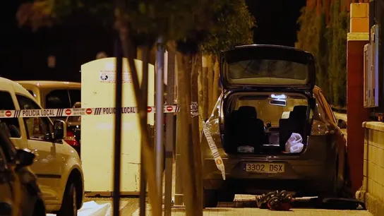El coche en el que se ha suicidado el agresor El coche en el que se ha suicidado el agresor