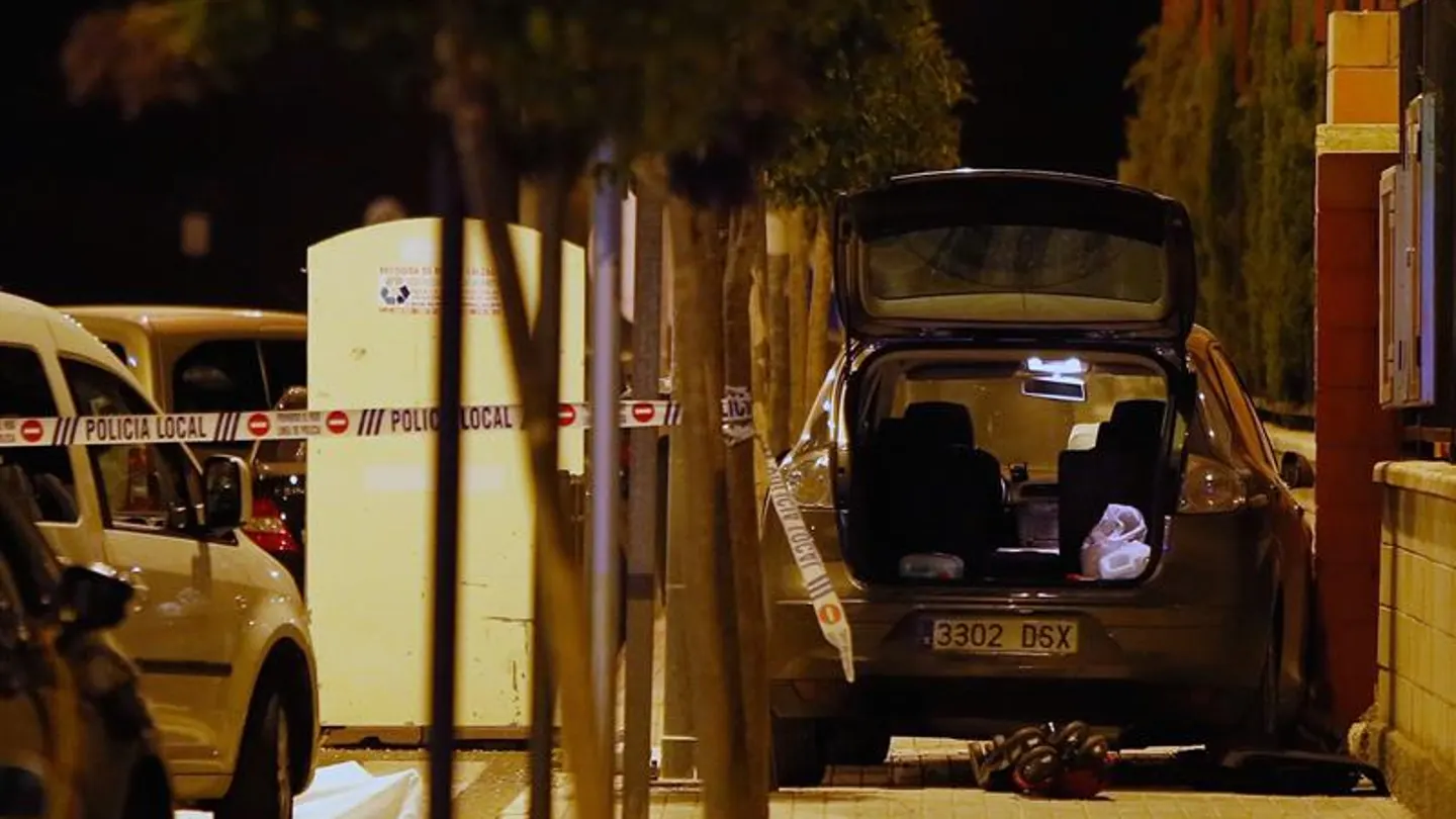 El coche en el que se ha suicidado el agresor El coche en el que se ha suicidado el agresor