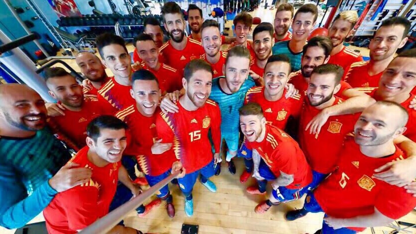 Los integrantes de la Selecci&oacute;n posan con la nueva camiseta para el Mundial