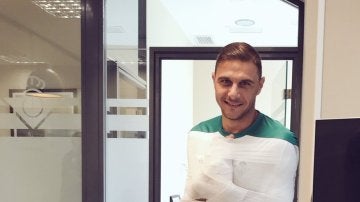 Setien 'trolea' a Joaquín con una foto con vendas en su cuerpo