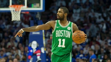 Kyrie Irving marca jugada en un partido con los Celtics