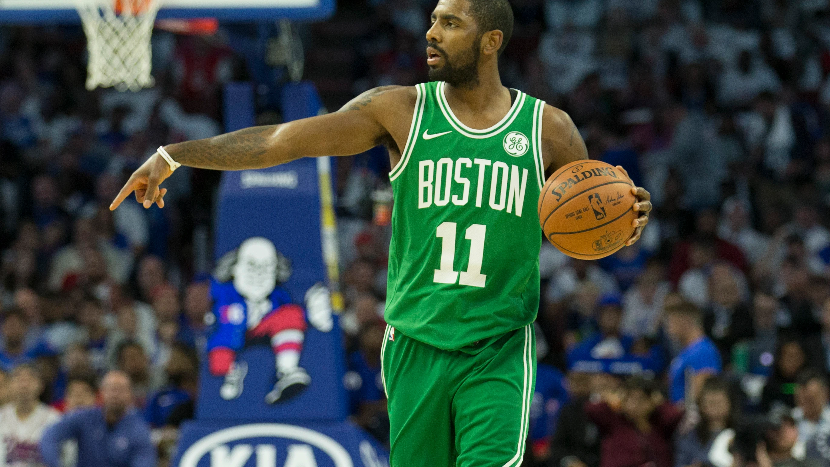 Kyrie Irving marca jugada en un partido con los Celtics