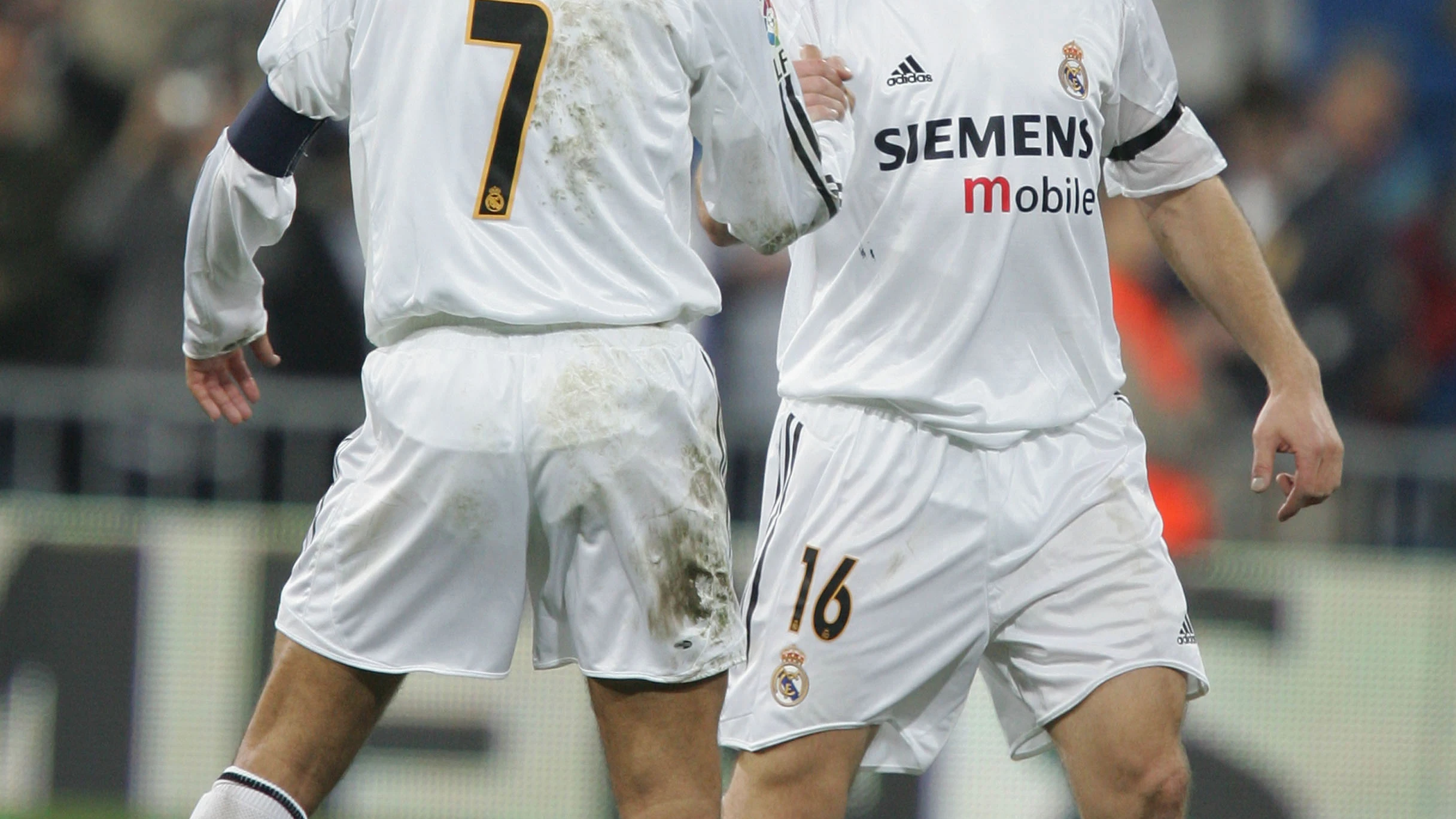 Gravesen sonríe y le da la mano a Raúl en su etapa en el Madrid Gravesen sonríe y le da la mano a Raúl en su etapa en el Madrid