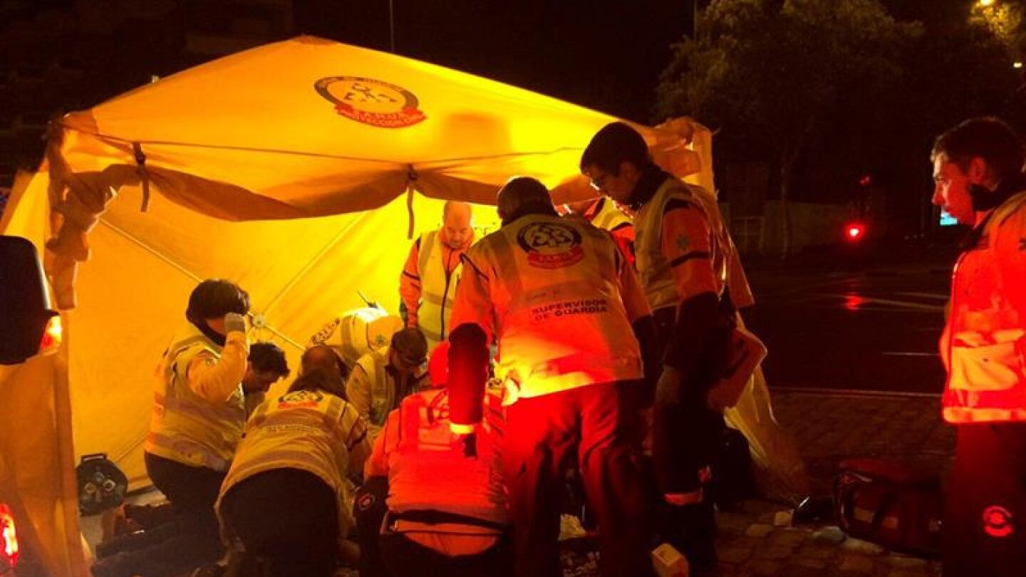 Sanitarios de emergencia intentando salvar al conductor.