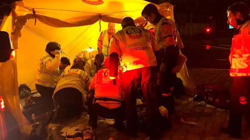 Sanitarios de emergencia intentando salvar al conductor.