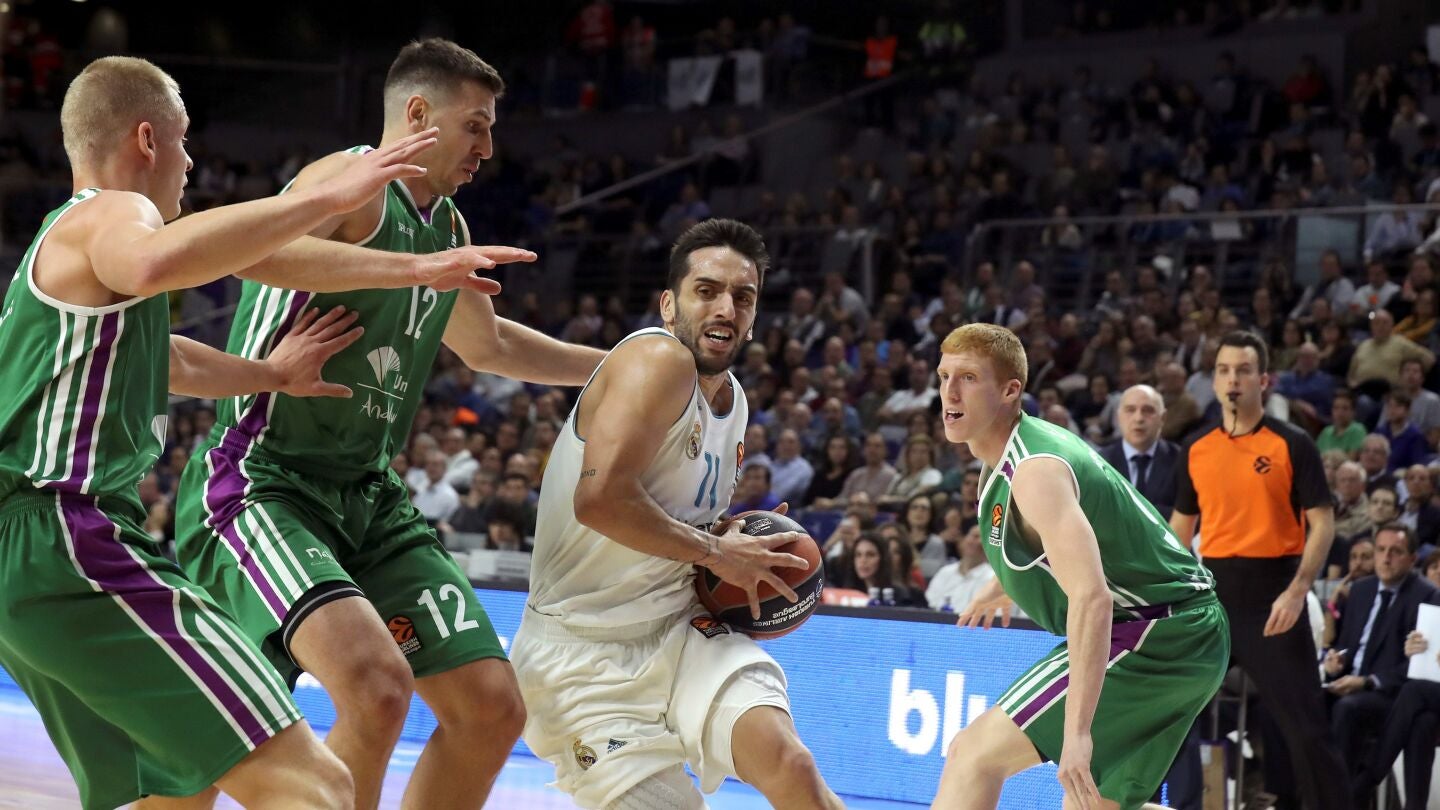 Campazzo entra a canasta ante la defensa del Unicaja