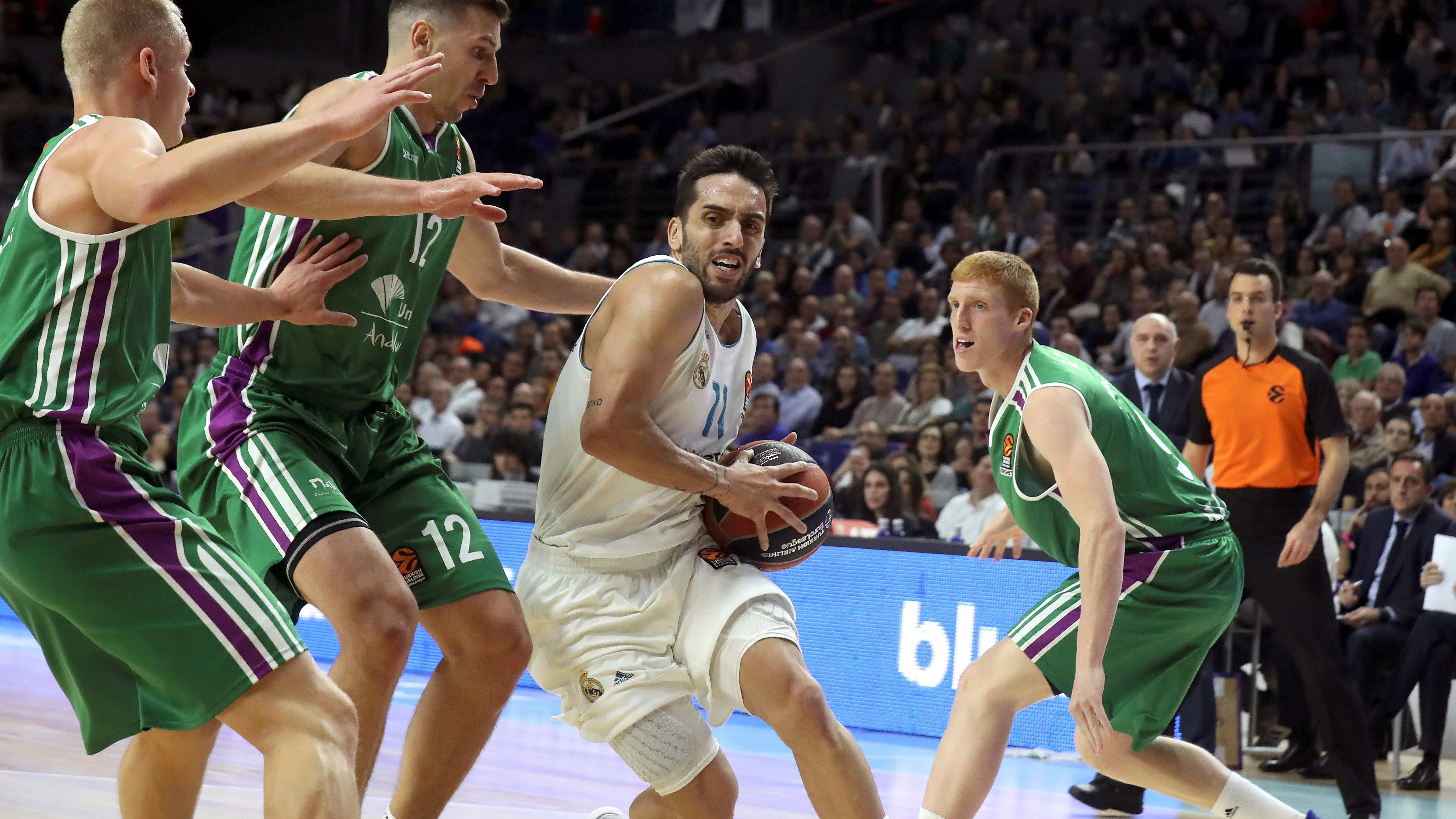 Campazzo entra a canasta ante la defensa del Unicaja