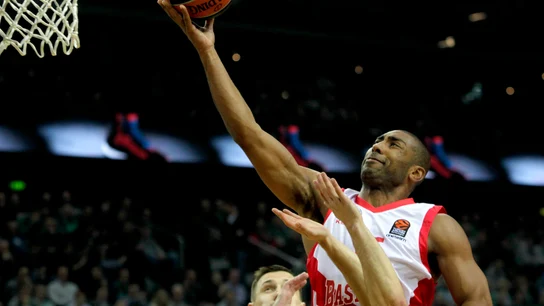 Granger entra a canasta ante la defensa del Zalgiris Granger entra a canasta ante la defensa del Zalgiris