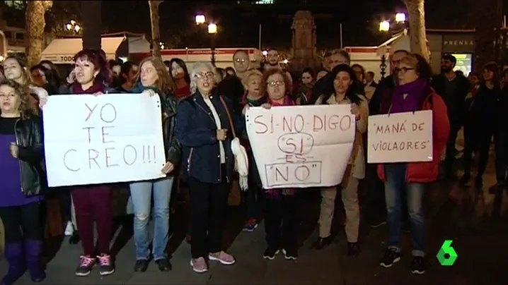 Concentración en Sevilla en apoyo a la víctima de la Manada Concentración en Sevilla en apoyo a la víctima de la Manada