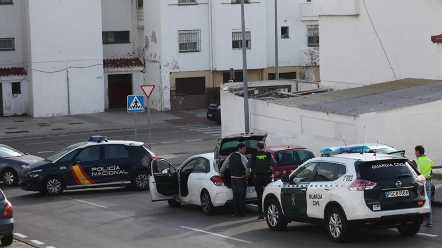 Un agente de la Guardia Civil ha resultado herido leve en Algeciras (Cádiz) Un agente de la Guardia Civil ha resultado herido leve en Algeciras (Cádiz)