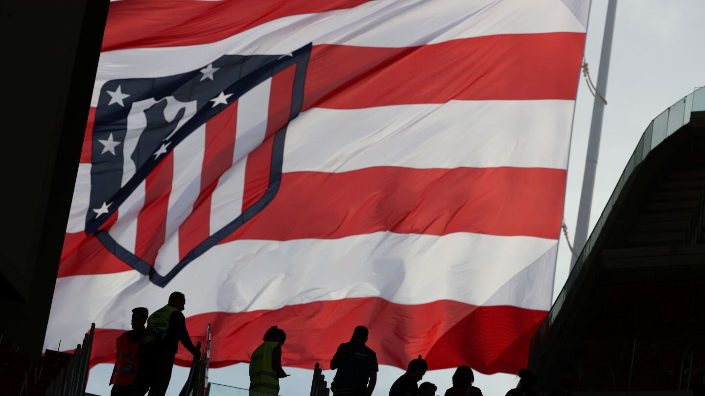 La bandera del Atl&eacute;tico de Marid ondea en el Wanda Metropolitano