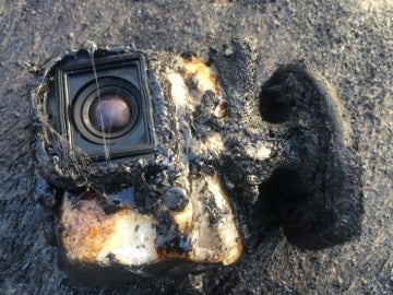 Estado en el que termino la GoPro tras su recorrido por la lava Estado en el que termino la GoPro tras su recorrido por la lava