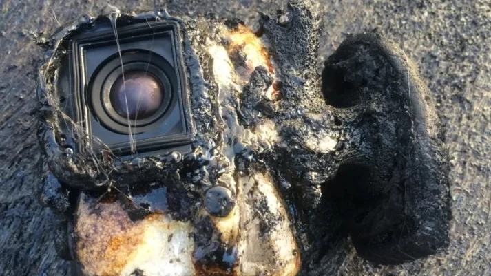 Estado en el que termino la GoPro tras su recorrido por la lava Estado en el que termino la GoPro tras su recorrido por la lava