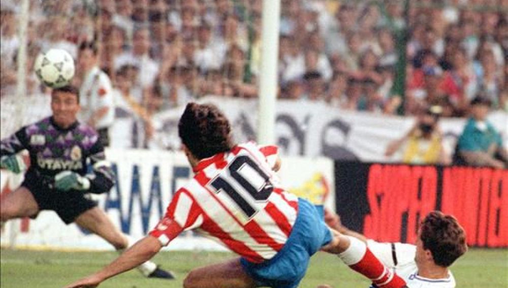 Paulo Futre marcó en el Santiago Bernabéu uno de los goles más soñados por todos los colchoneros en toda su historia. Su zurdazo no puedo pararlo Buyo. 