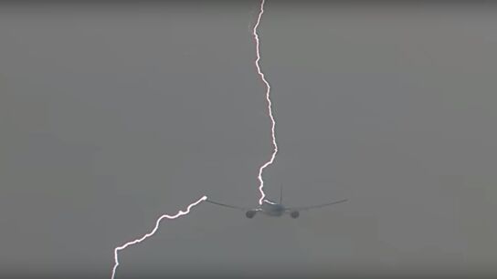 Momento en el que el rayo atraviesa el avi&oacute;n. 