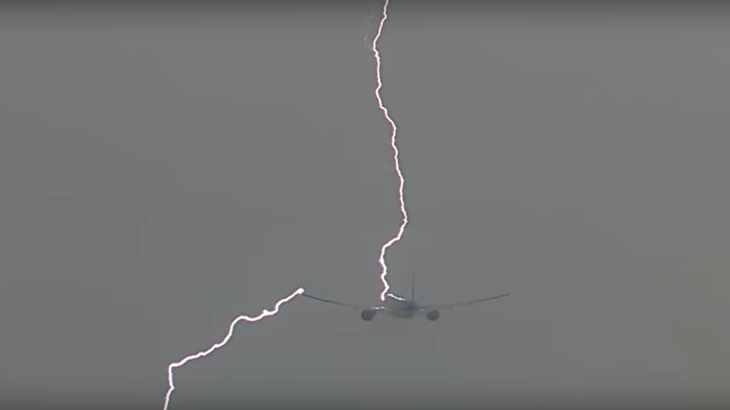 Momento en el que el rayo atraviesa el avi&oacute;n. 