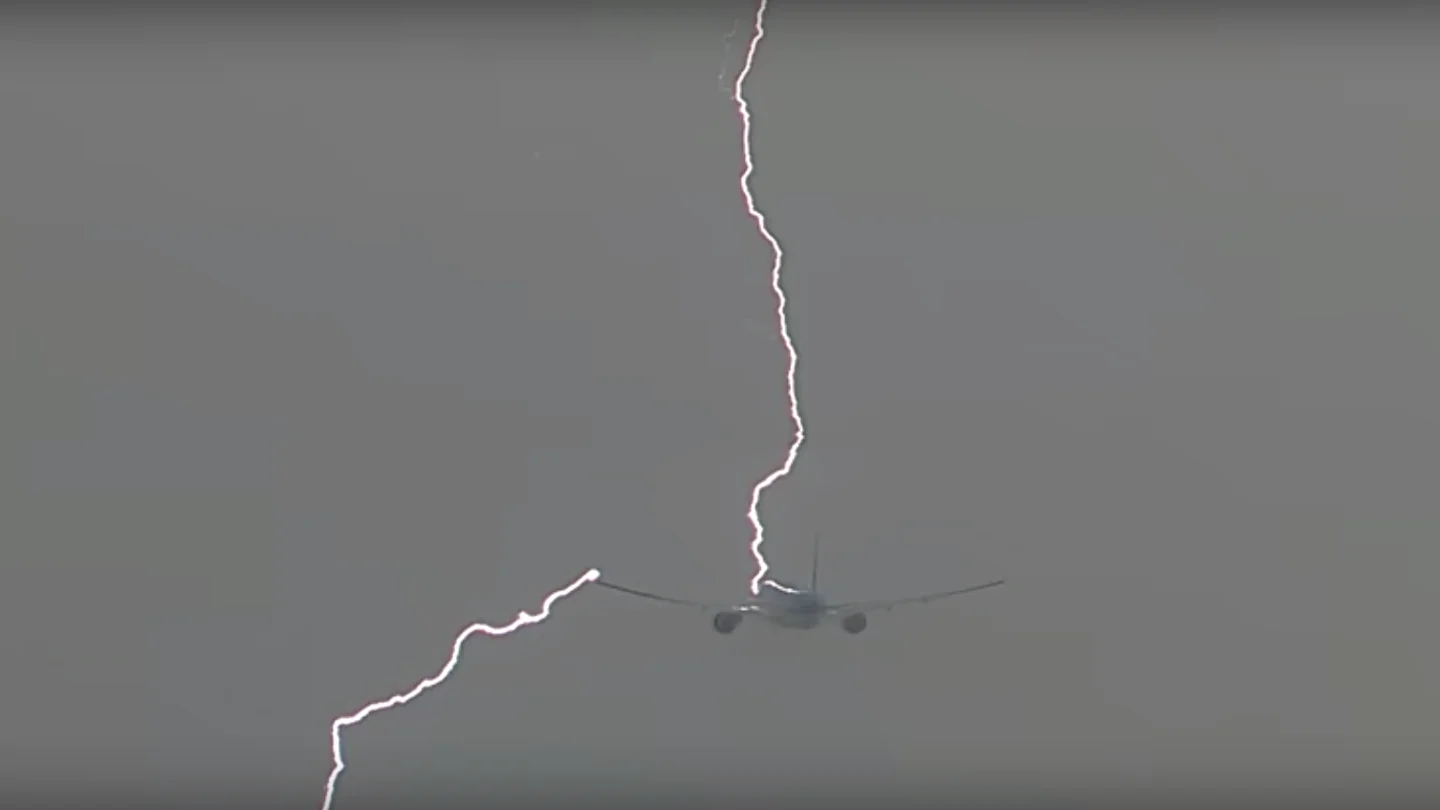 Momento en el que el rayo atraviesa el avión. Momento en el que el rayo atraviesa el avión.