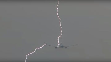 Momento en el que el rayo atraviesa el avión. 