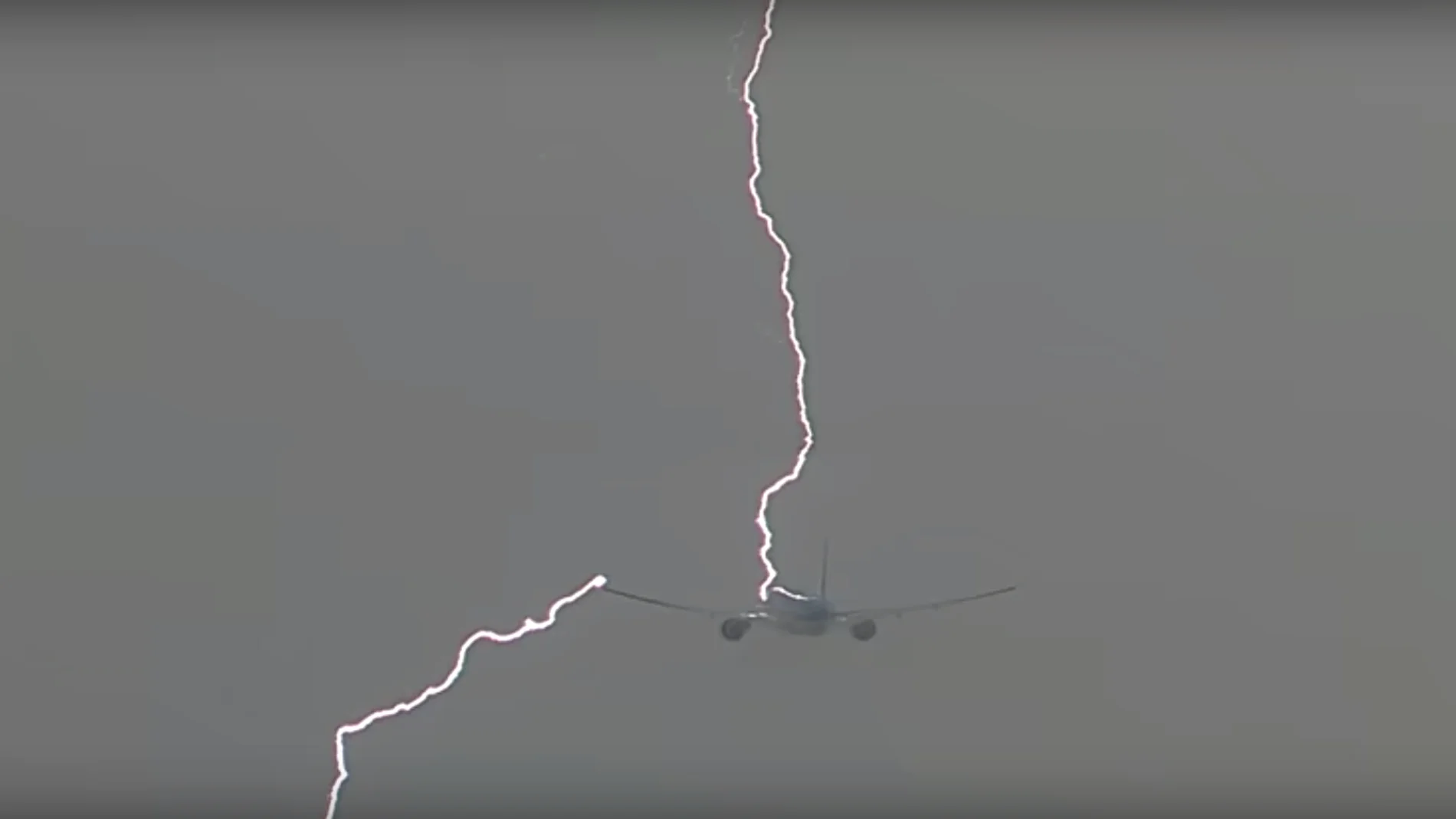 Momento en el que el rayo atraviesa el avión. 