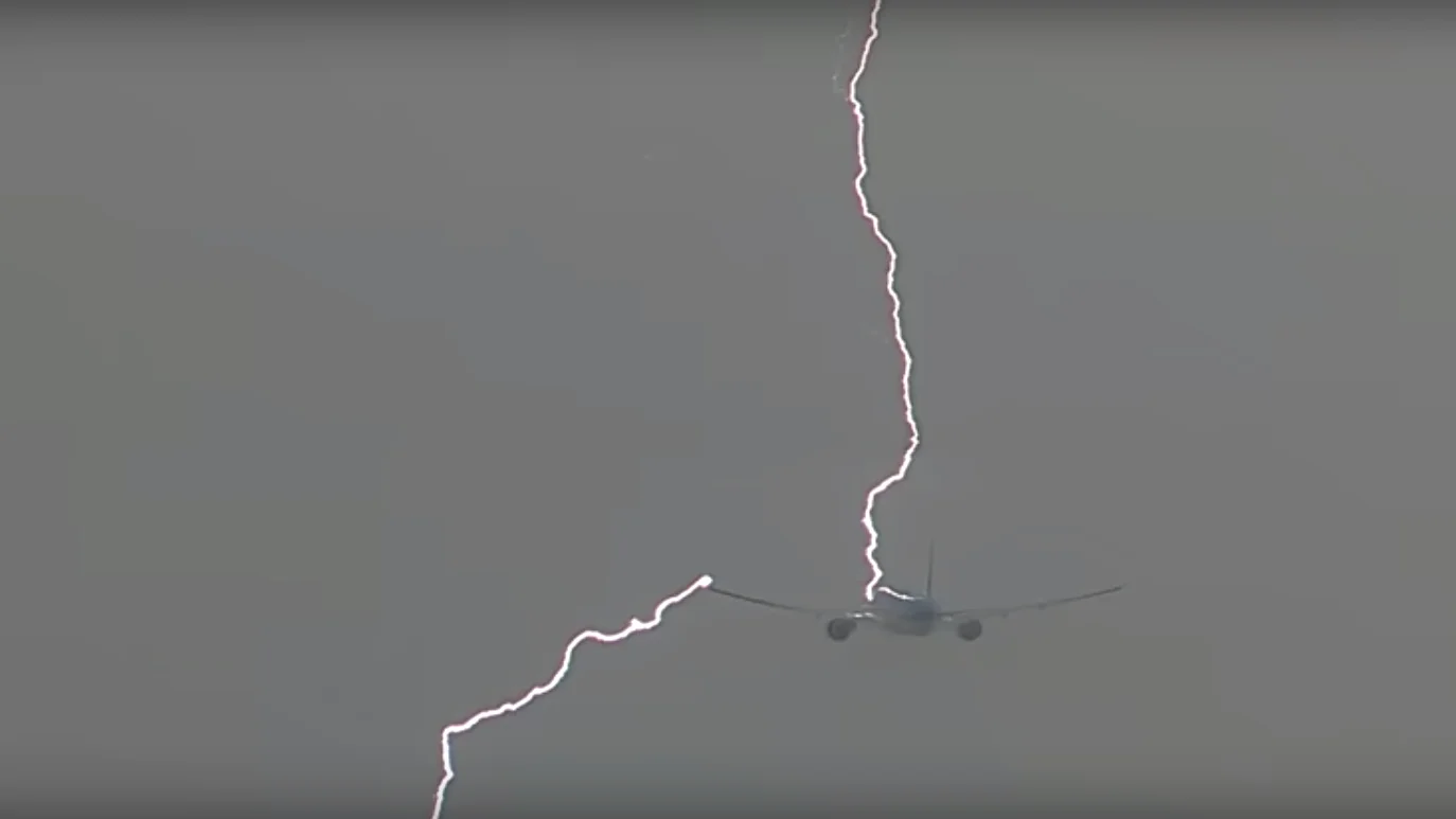 Momento en el que el rayo atraviesa el avión. Momento en el que el rayo atraviesa el avión.