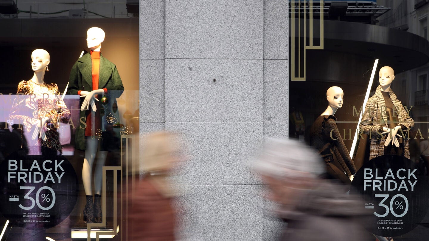 Detalle de un escaparate de la madrile&ntilde;a calle Preciados con publicidad sobre los descuentos ofrecidos en el 'Black Friday'
