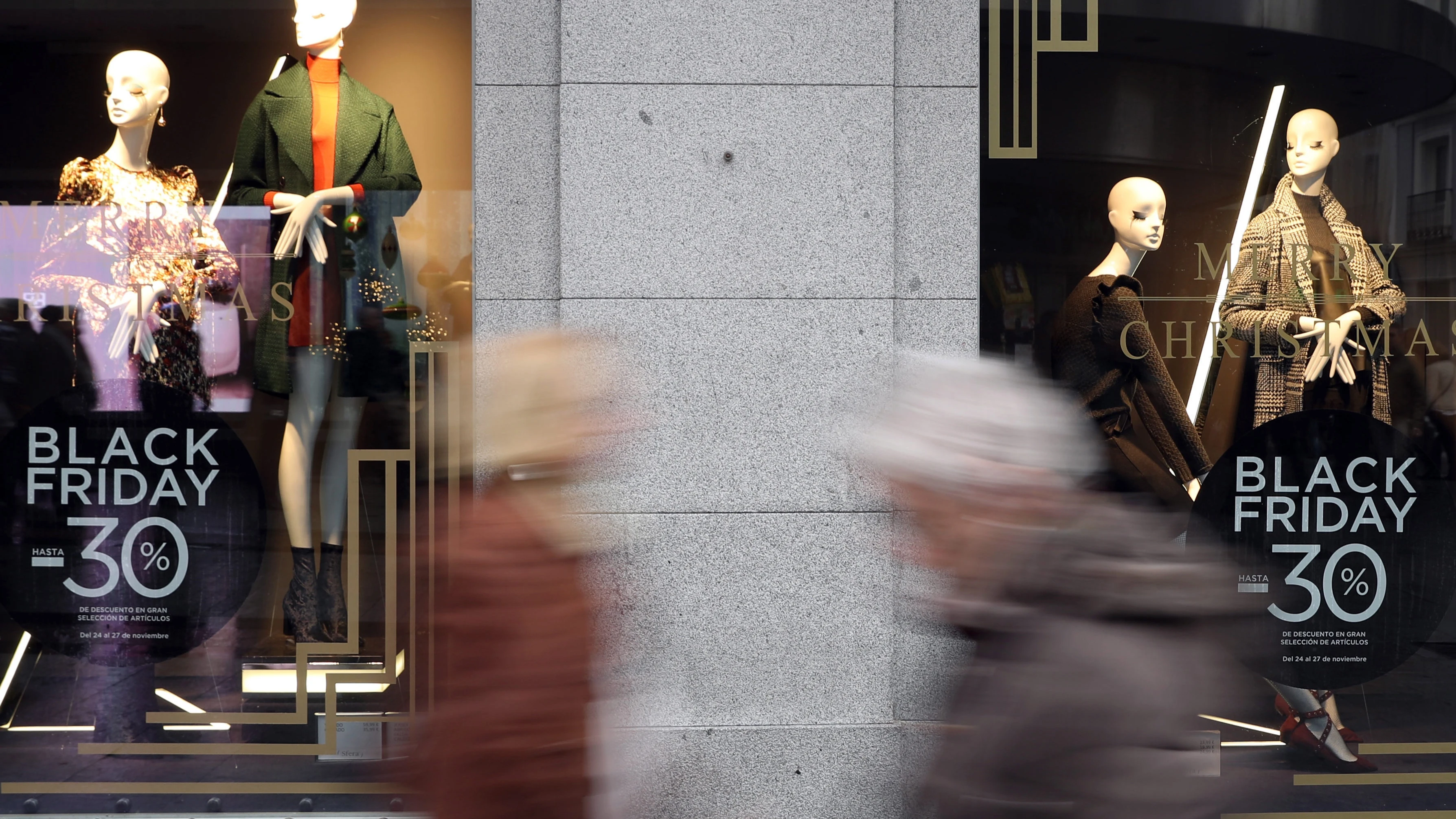 Detalle de un escaparate de la madrileña calle Preciados con publicidad sobre los descuentos ofrecidos en el 'Black Friday'