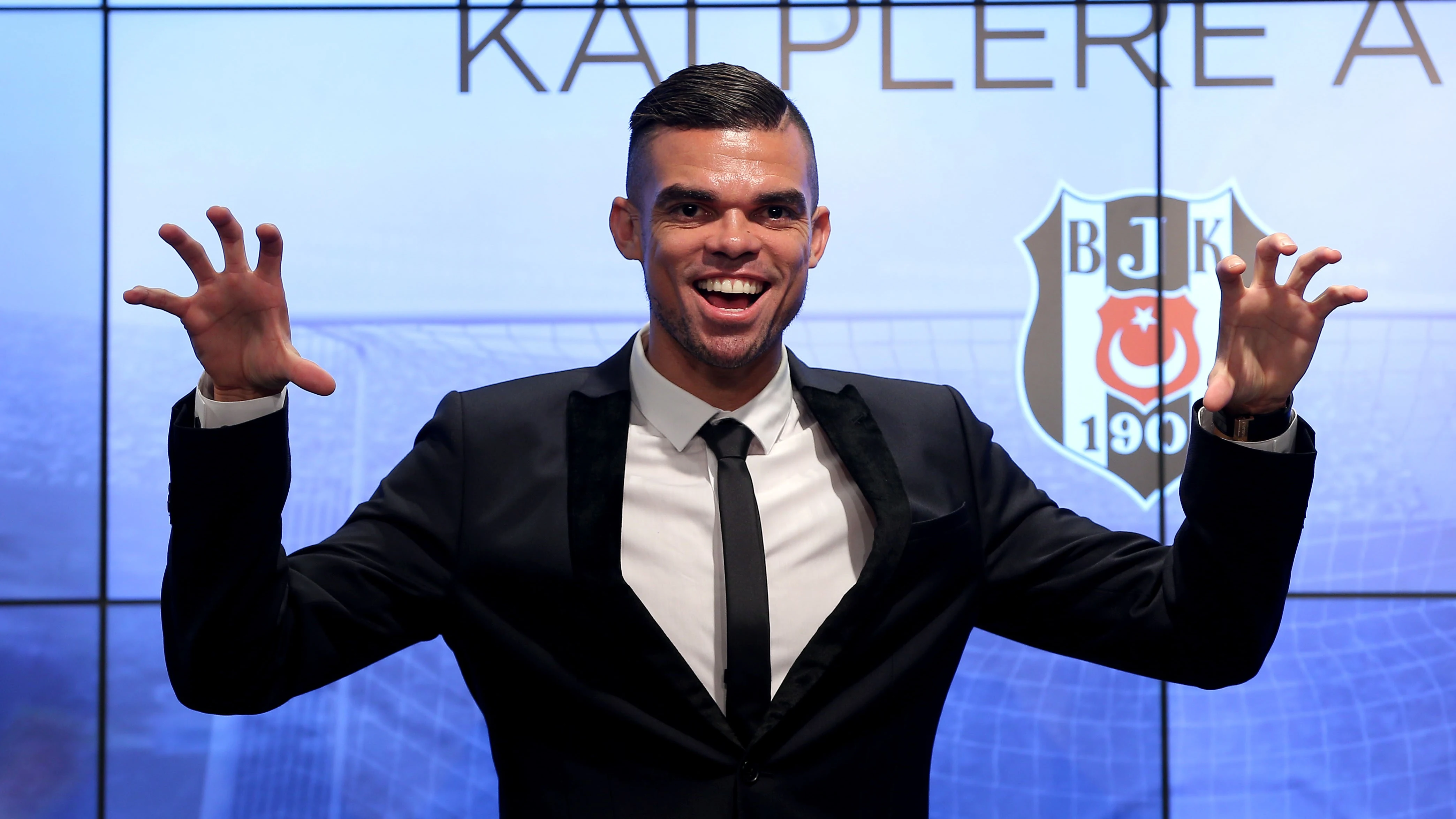 Pepe durante la presentación con el Besiktas Pepe durante la presentación con el Besiktas
