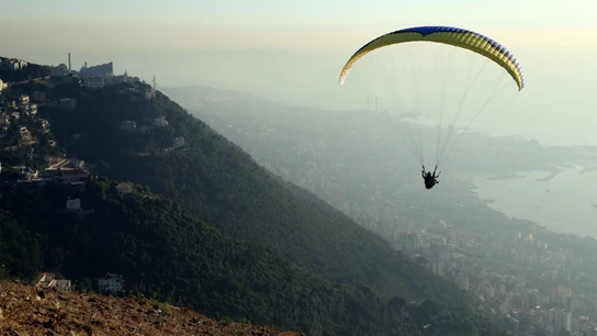 Un parapentista en mitad de un vuelo Un parapentista en mitad de un vuelo