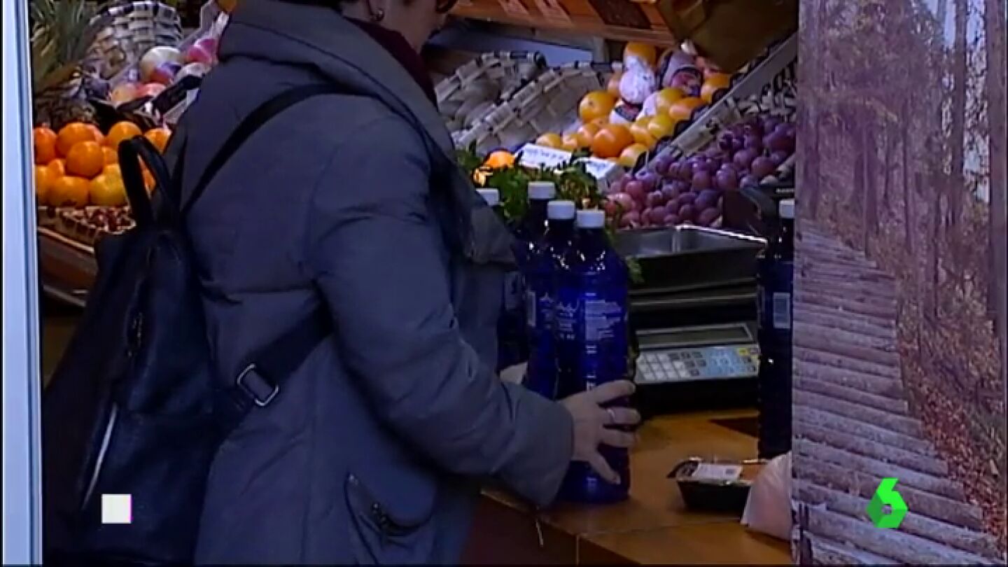 Una vecina de Us&uacute;rbil compra agua embotellada