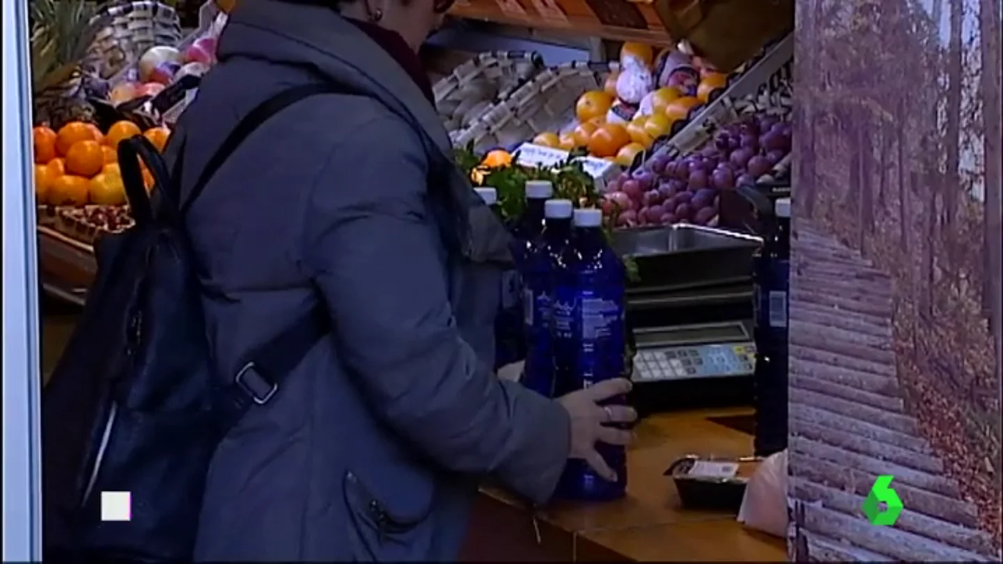 Una vecina de Usúrbil compra agua embotellada Una vecina de Usúrbil compra agua embotellada
