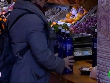 Una vecina de Usúrbil compra agua embotellada Una vecina de Usúrbil compra agua embotellada
