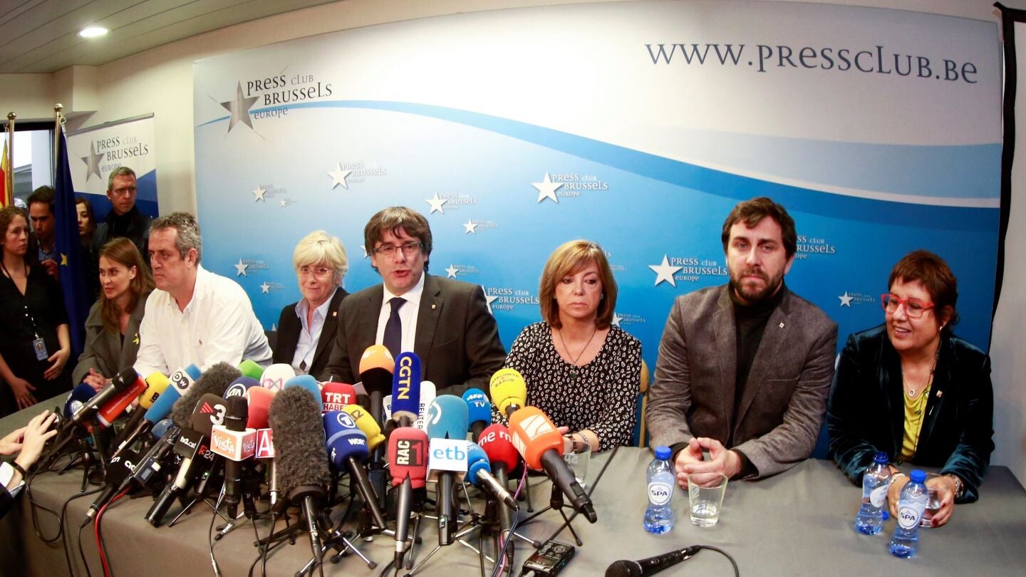 El expresidente de la Generalitat de Catalu&ntilde;a Carles Puigdemont (c), acompa&ntilde;ado por cinco de sus antiguos consejeros, durante la rueda de prensa que ofreci&oacute; en el club de la prensa de Bruselas, B&eacute;lgica, el pasado 31 de octubre de 2017.