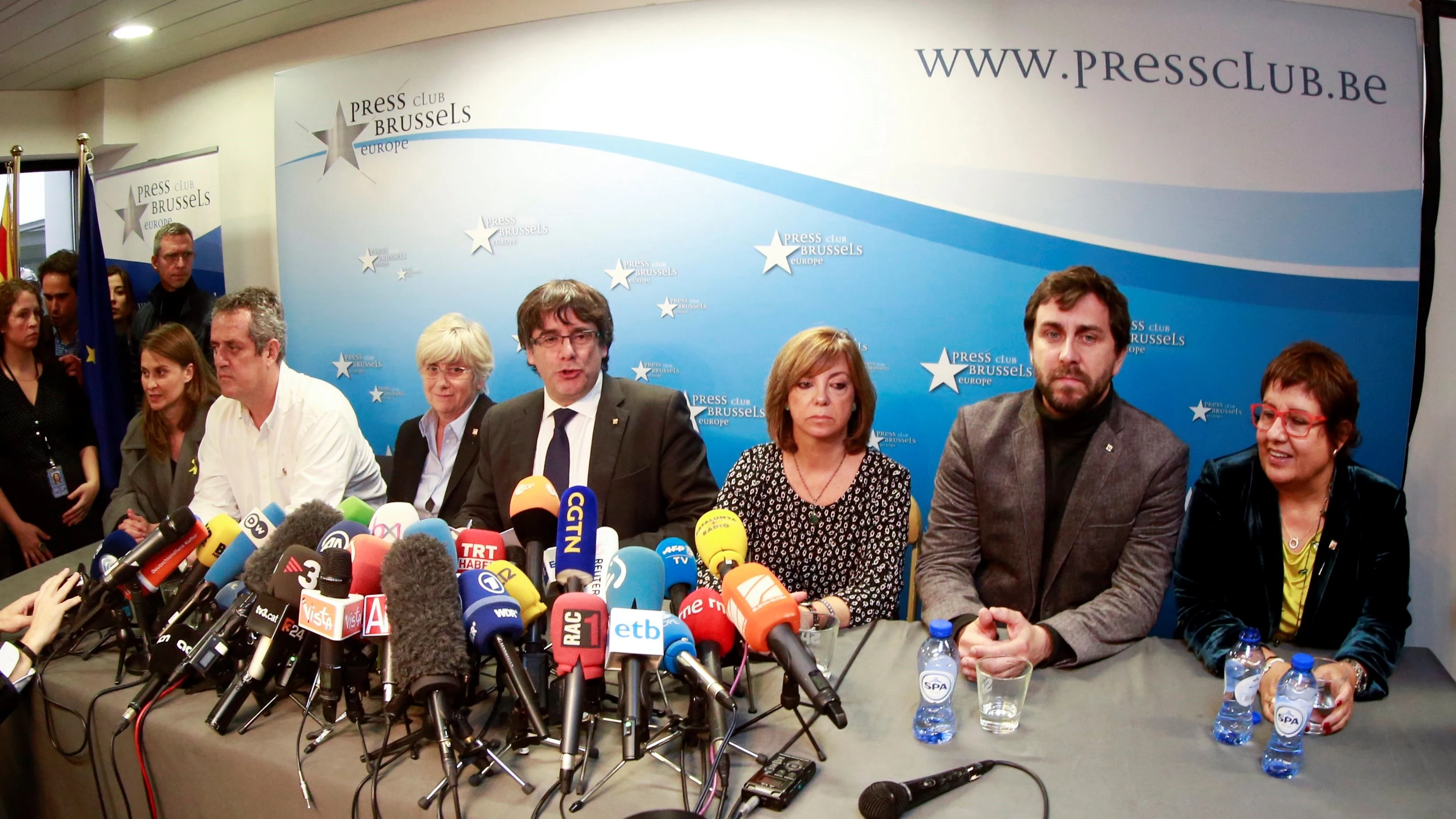 El expresidente de la Generalitat de Cataluña Carles Puigdemont (c), acompañado por cinco de sus antiguos consejeros, durante la rueda de prensa que ofreció en el club de la prensa de Bruselas, Bélgica, el pasado 31 de octubre de 2017.