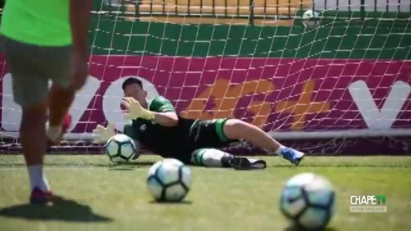 Jackson Follman entrena por primera vez con un bal&oacute;n tras perder una pierna