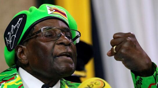 El presidente de Zimbabue, Mugabe, durante una ceremonia de una graduaci&oacute;n universitaria 