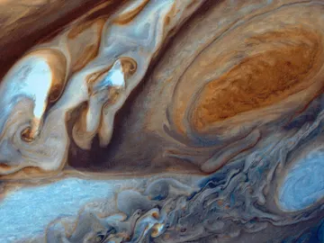 Por los compuestos que forman las nubes de Júpiter, estas deberían ser de color blanco Por los compuestos que forman las nubes de Júpiter, estas deberían ser de color blanco