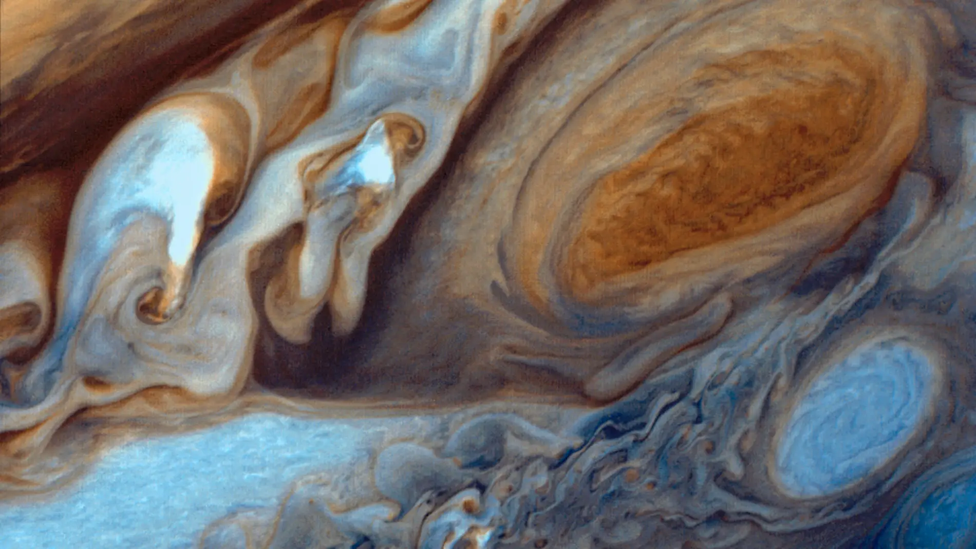 Por los compuestos que forman las nubes de Júpiter, estas deberían ser de color blanco 