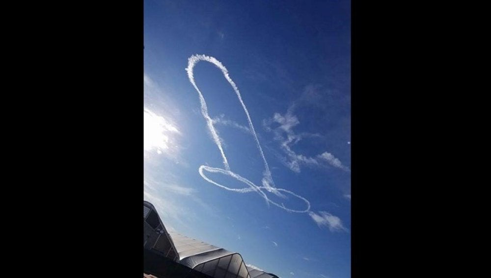 Un piloto dibuja un descomunal pene en el despejado cielo de Washington
