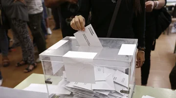 Imagen de una urna en un colegio electoral de Barcelona.