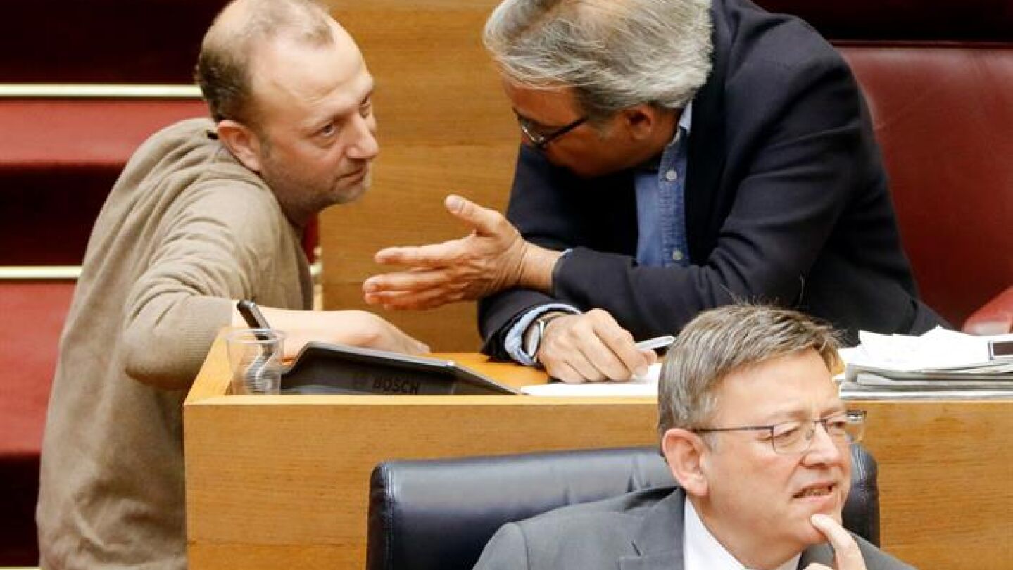 El diputado no adscrito, Alexis Mar&iacute;, conversa con el socialista, Manuel Mata, en presencia del president de la Generalitat, Ximo Puig