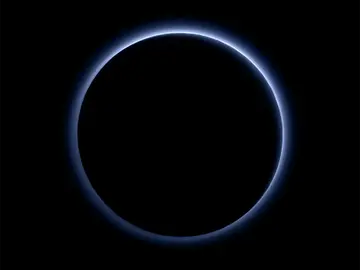 Contraluz de Plutón tomado por la cámara MVIC () a bordo de la New Horizons que muestran los tonos azules de su atmósfera Contraluz de Plutón tomado por la cámara MVIC () a bordo de la New Horizons que muestran los tonos azules de su atmósfera
