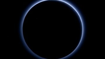 Contraluz de Plutón tomado por la cámara MVIC () a bordo de la New Horizons que muestran los tonos azules de su atmósfera
